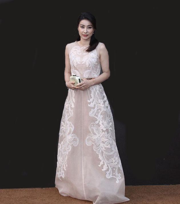 郭晶晶毕竟是运动员出身,身材高挑的她穿上这种及地大裙摆的礼服裙更