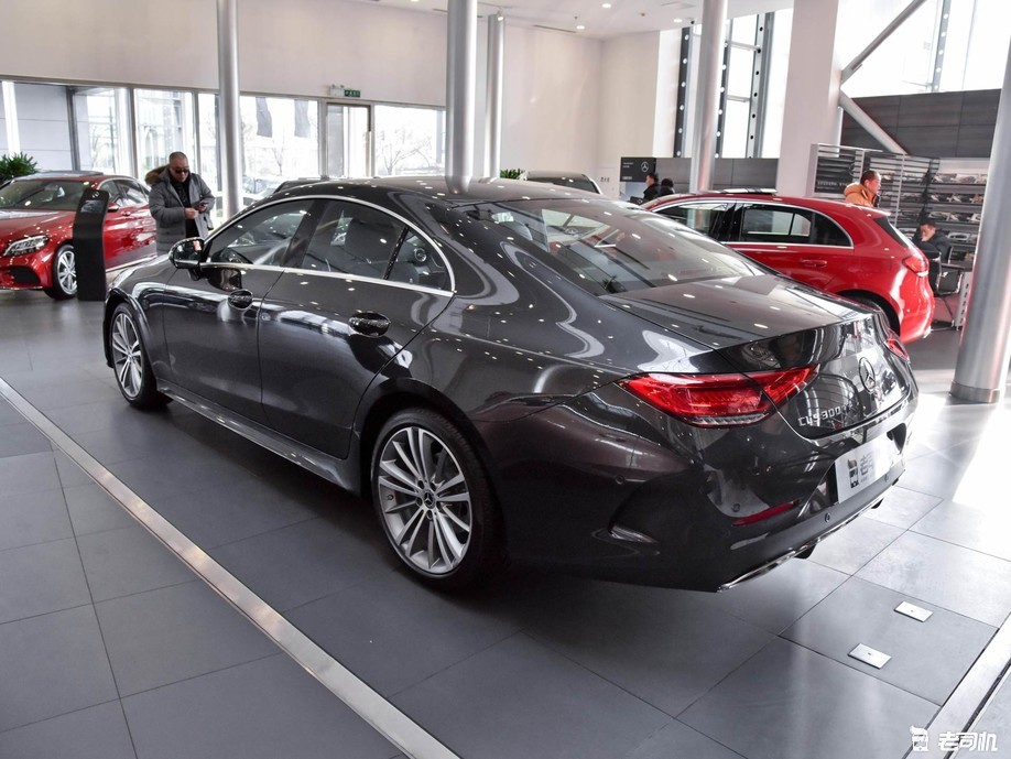 奔驰cls 2020款 cls 300 动感型的前脸采用家族式的设计语言,看起来