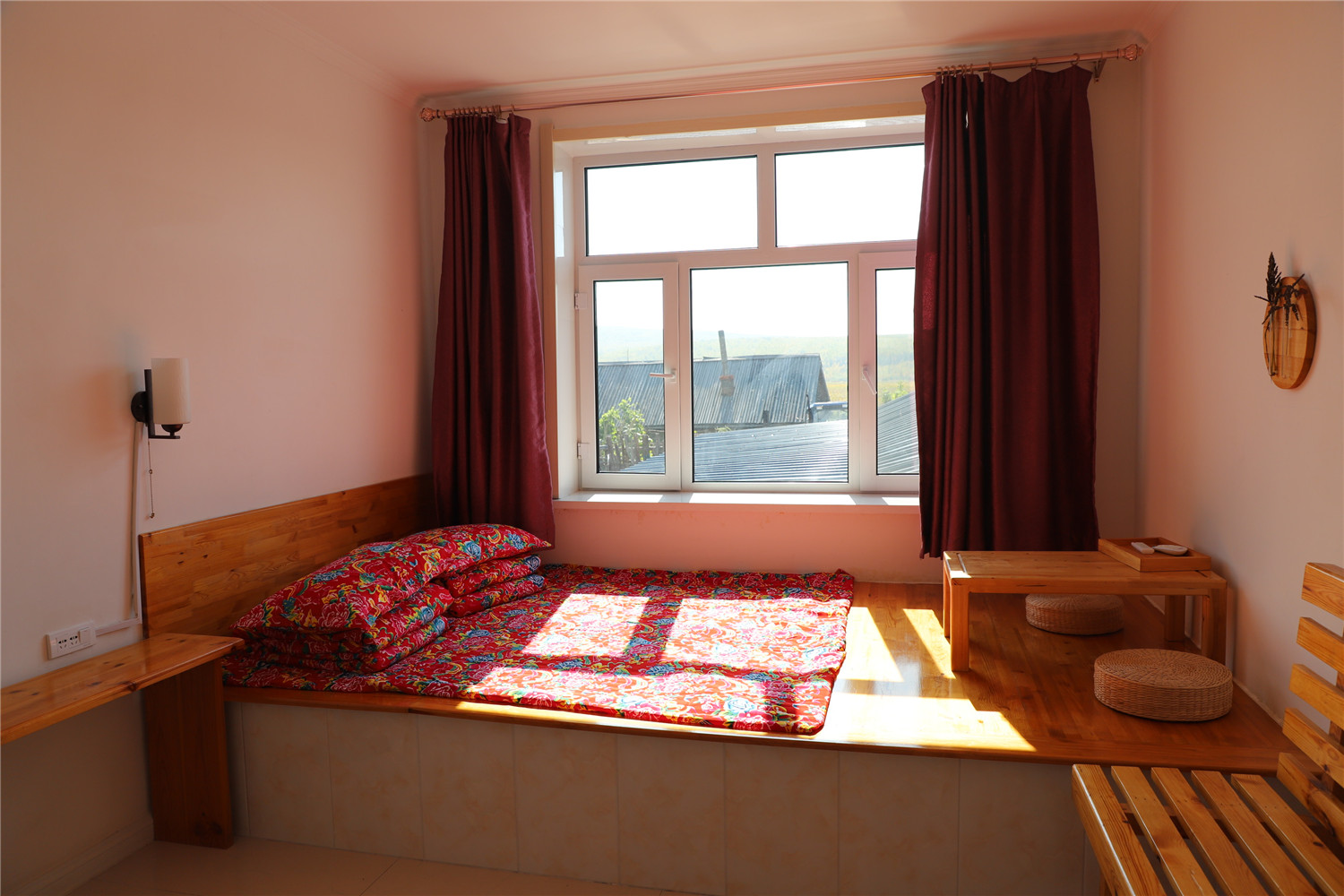 王秀梅所开的家庭旅馆在房间布置上融合了众多东北元素.