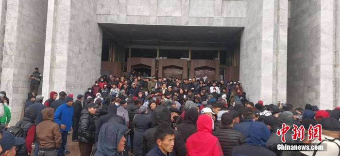 反对派支持者占领政府大楼“白宫”（图/中国新闻网）