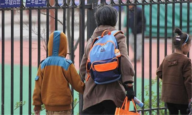 幼儿园老师给孩子换午睡服，录音笔不慎掉出，园长联系家长退园休闲区蓝鸢梦想 - Www.slyday.coM