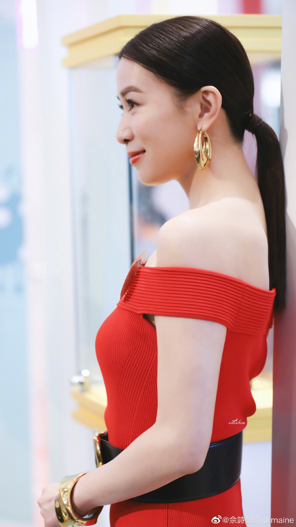 佘诗曼穿红裙秀香肩 搭黑色长靴超飒