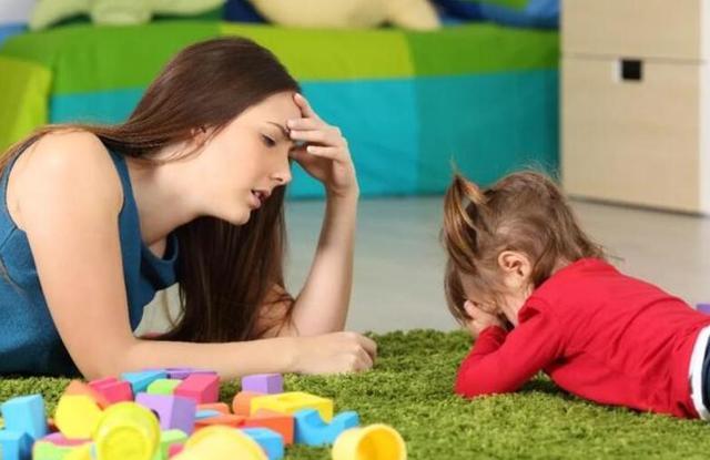 幼儿园老师给孩子换午睡服，录音笔不慎掉出，园长联系家长退园休闲区蓝鸢梦想 - Www.slyday.coM