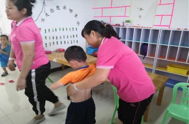 幼儿园老师给孩子换午睡服，录音笔不慎掉出，园长联系家长退园休闲区蓝鸢梦想 - Www.slyday.coM