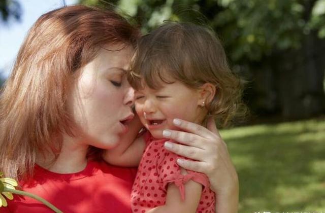 幼儿园老师给孩子换午睡服，录音笔不慎掉出，园长联系家长退园休闲区蓝鸢梦想 - Www.slyday.coM