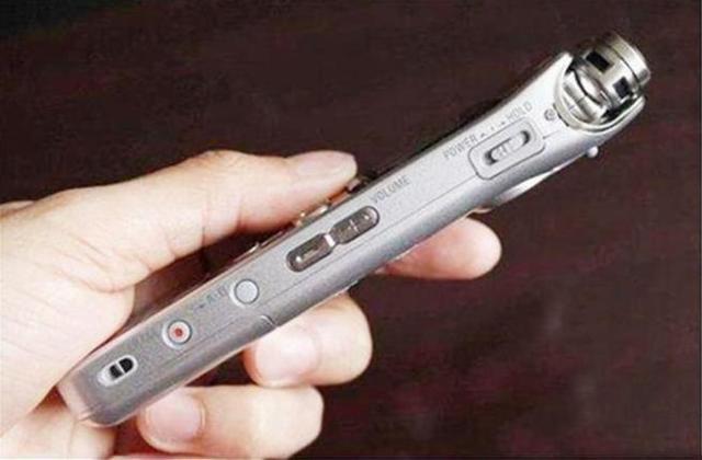 幼儿园老师给孩子换午睡服，录音笔不慎掉出，园长联系家长退园休闲区蓝鸢梦想 - Www.slyday.coM