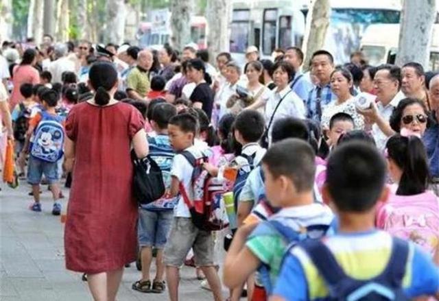 幼儿园老师给孩子换午睡服，录音笔不慎掉出，园长联系家长退园休闲区蓝鸢梦想 - Www.slyday.coM