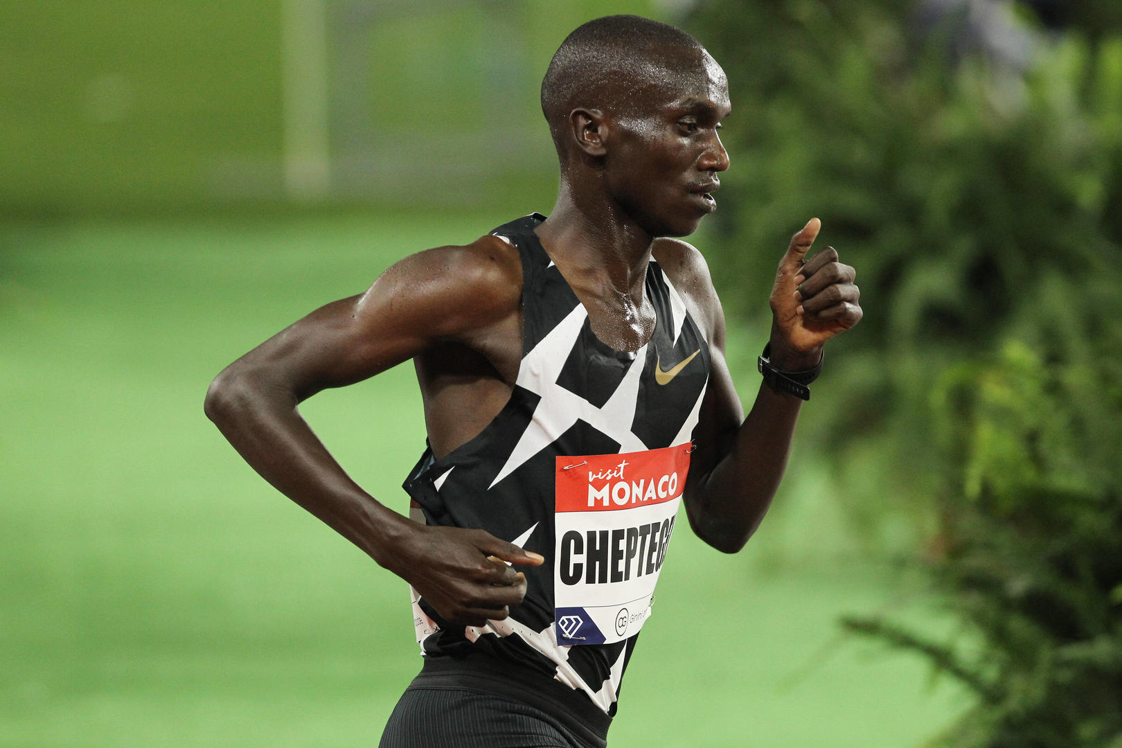 疯狂田径之夜两大世界纪录诞生切普特盖打破尘封15年万米纪录