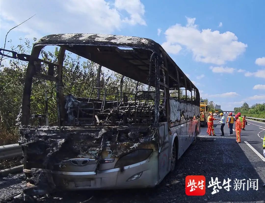 险!高速上大客车突发自燃,车上共有52名乘客