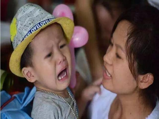 幼儿园老师给孩子换午睡服，录音笔不慎掉出，园长联系家长退园休闲区蓝鸢梦想 - Www.slyday.coM