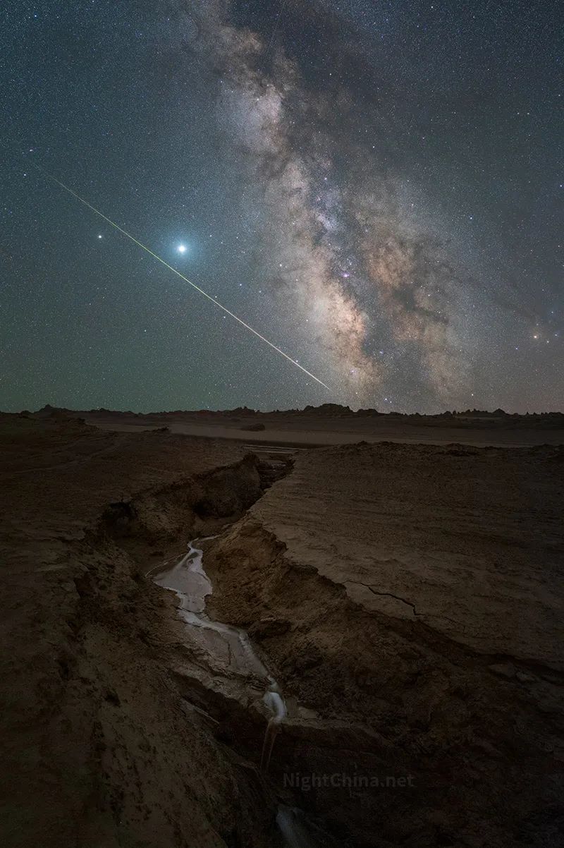 一颗英仙座的大火流星夜空中国