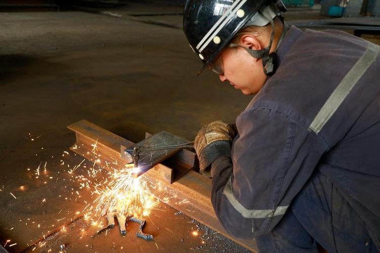 山东能源临矿集团菏泽煤电公司郭屯煤矿机修厂铆焊组电焊工王玺正在