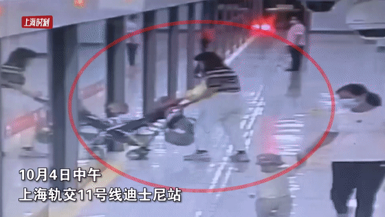 妈妈刚把婴儿车推进地铁，一转身意外发生了！