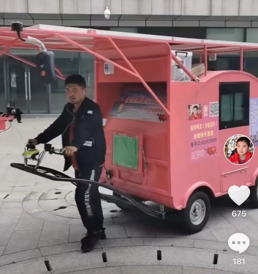 我们联系了卖徒步车给丽丽的商家弄清了电动的真相