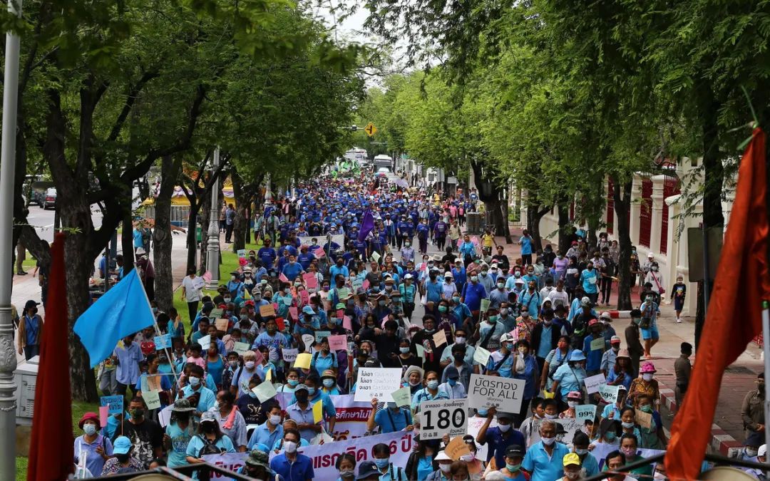 "打破了泰国长期以来的禁忌,要求泰国国王哇集拉隆功对君主制进行改革