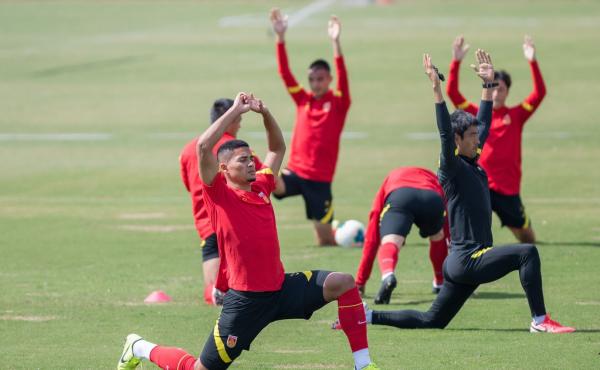 [归化球员蒋光太首次亮相国足]归化球员蒋光太首次亮相国足：外公是中国人，我妈为我自豪