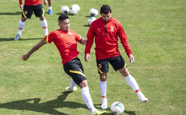 [归化球员蒋光太首次亮相国足]归化球员蒋光太首次亮相国足：外公是中国人，我妈为我自豪