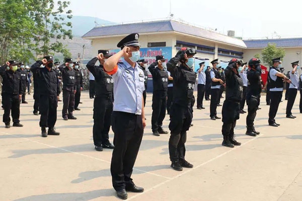 普洱孟连警方:党旗高高飘扬在疫情防控一线|公安机关|疫情|党旗_新浪