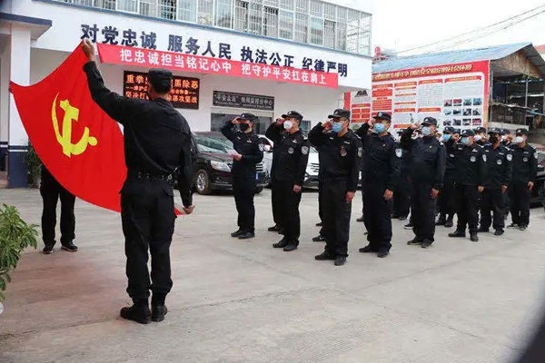 普洱孟连警方:党旗高高飘扬在疫情防控一线|公安机关|疫情|党旗_新浪