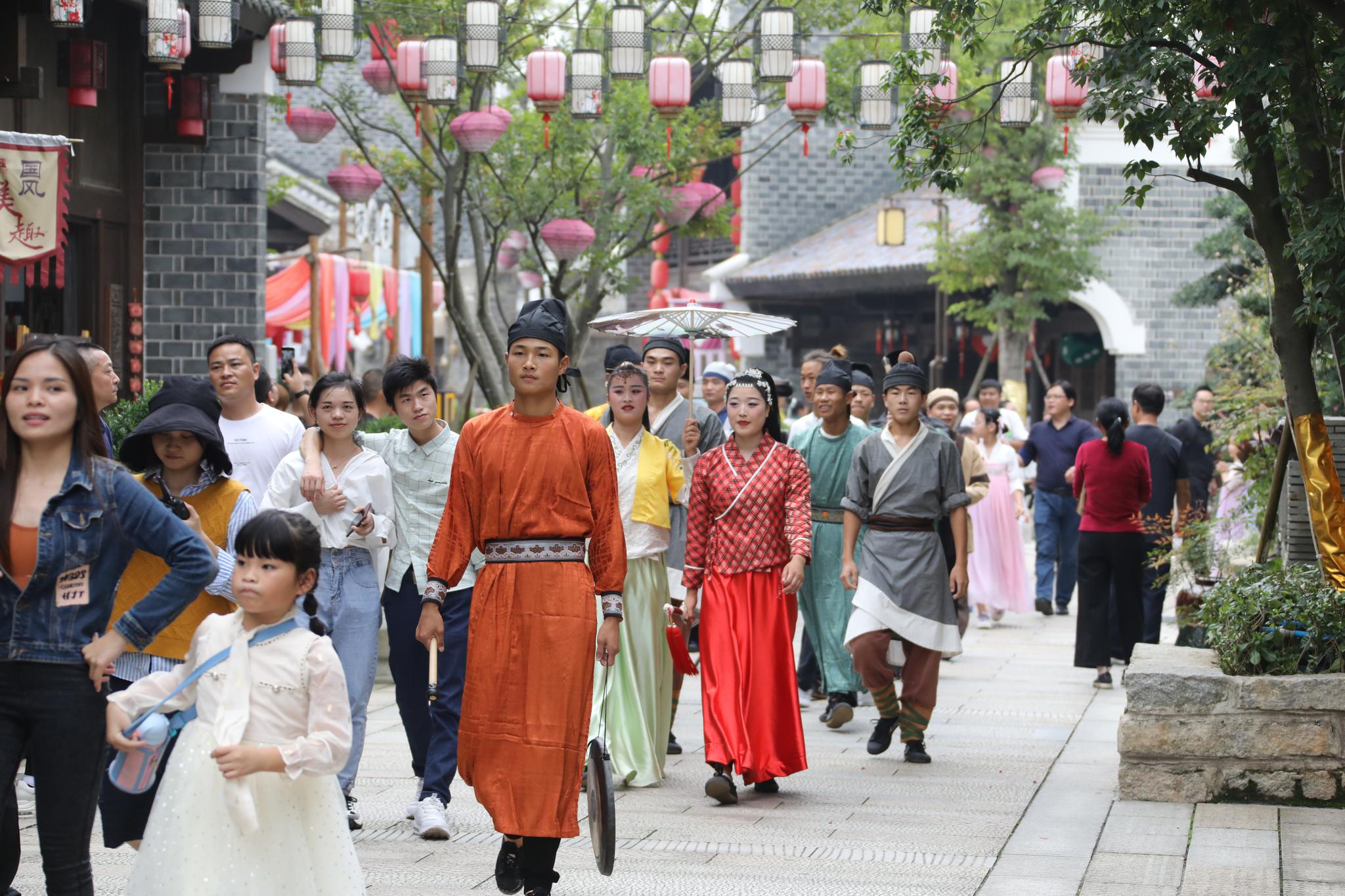 新华联四大景区8天共接待游客近50万人次