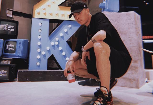 在他的社交平台上大家就经常可看到jonyj运动的照片,像他这样的体格