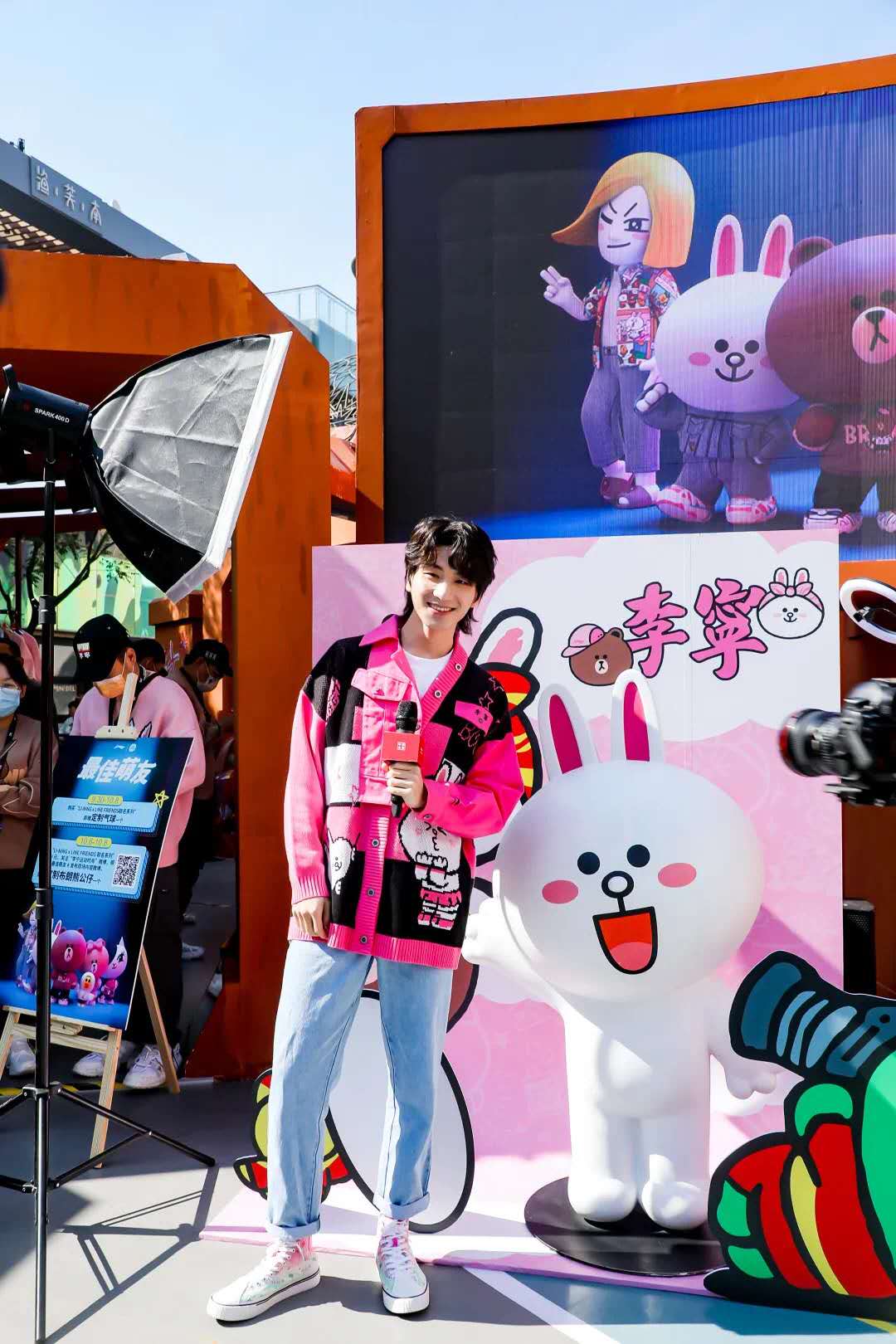 蔡程昱身着粉色外套可爱又帅气!