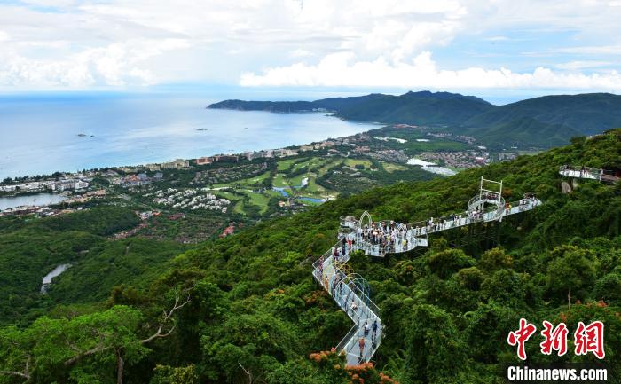  10月8日，游客畅游三亚亚龙湾热带天堂森林旅游区。　黄庆优 摄