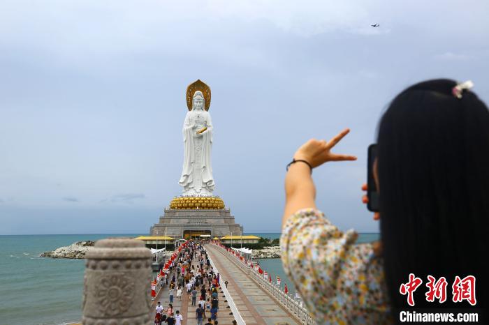  10月7日，游客在三亚南山文化旅游区游览。　陈文武　摄