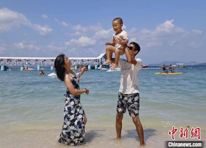 “十一”期间，一家人在三亚海边嬉戏玩水。　陈宏 摄