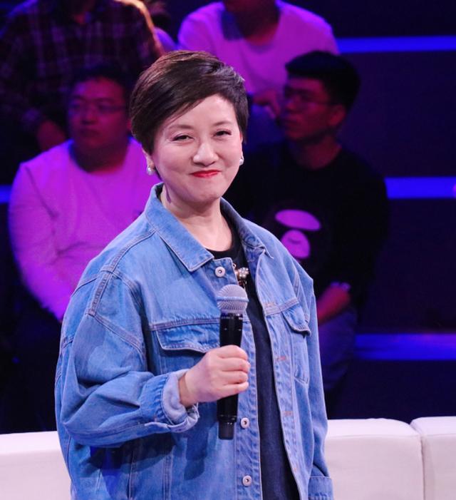 62岁邓婕也发福了牛仔服配百褶裙藏肉又减龄好衣品遮住了年龄