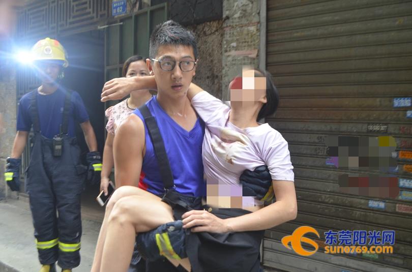 东莞女子因病晕厥消防员公主抱百米冲刺送其到医院
