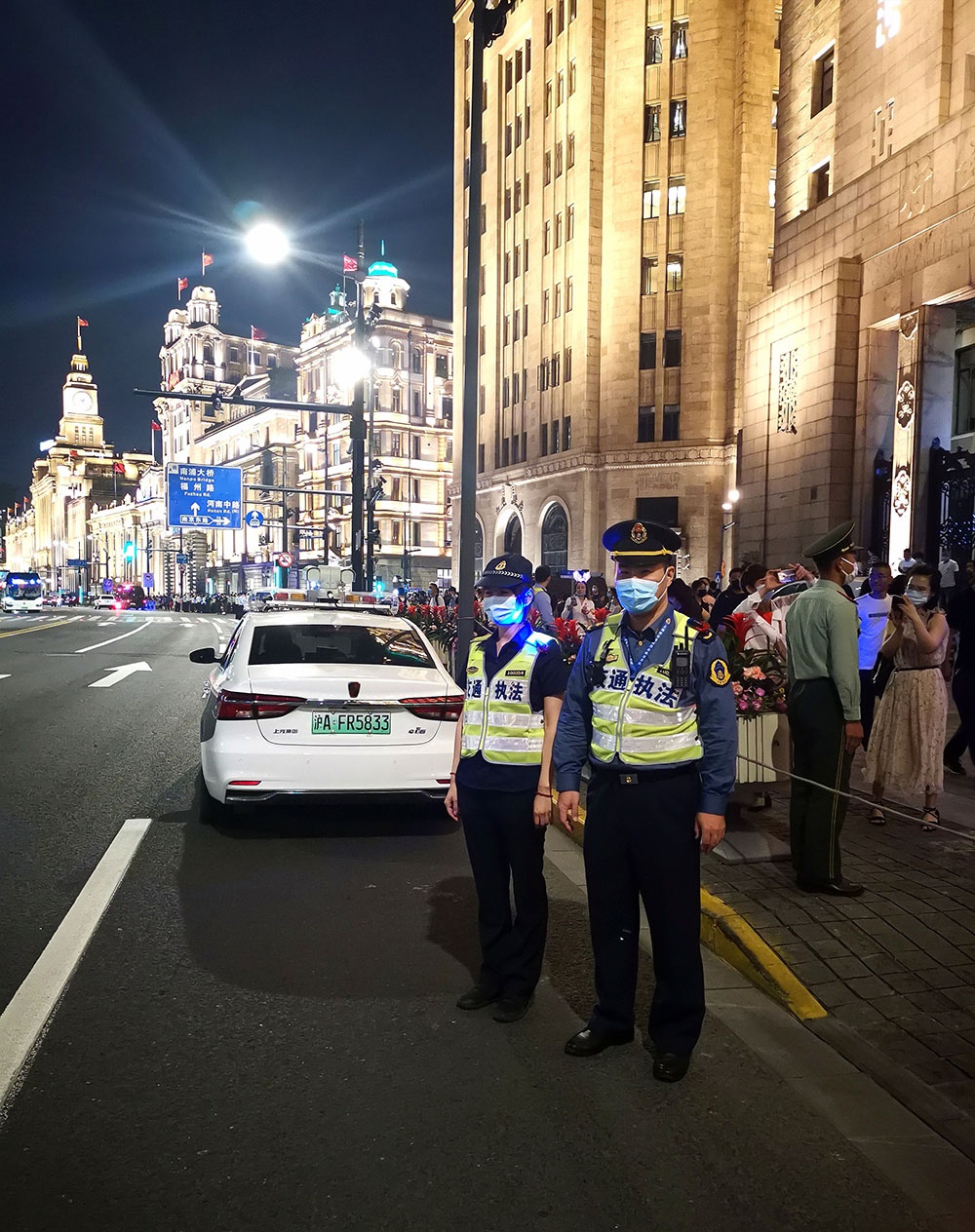 交通执法人员在外滩开展出租车和非法客运专项整治。 上海市交通委员会执法总队供图