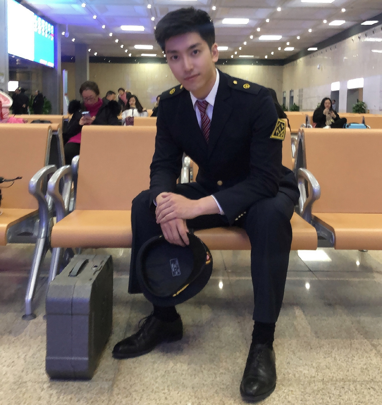 央视主持新生代孟湛东这颜值和业务水平在财经频道有点屈才了