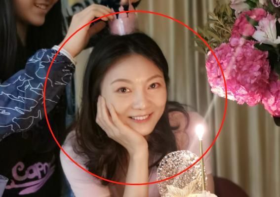 张艺谋小31岁娇妻晒近照,模样依旧貌美,网友却说不及巩俐有气质|陈婷