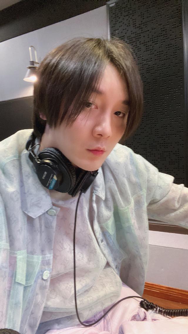 再起来之时,大仙辗转在虎牙和斗鱼的争斗之中,但好在个人直播时表现圈