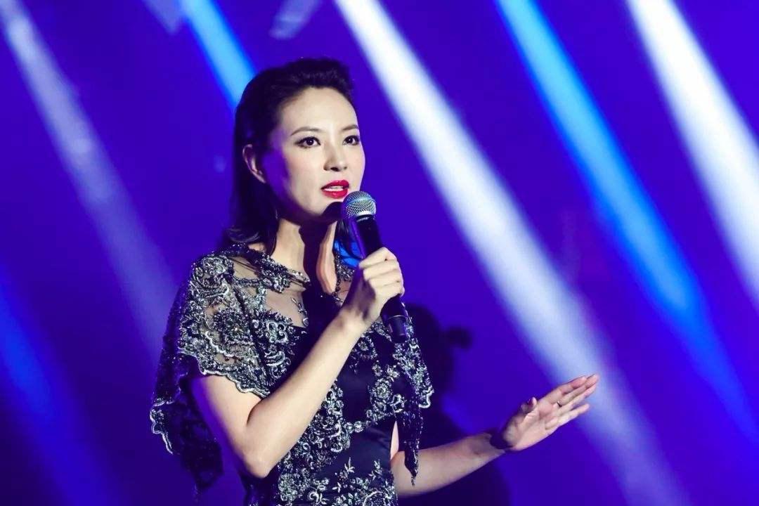 43岁刘芳菲近照曝光,富豪男友私生活不检点,婚姻感情尽皆成谜