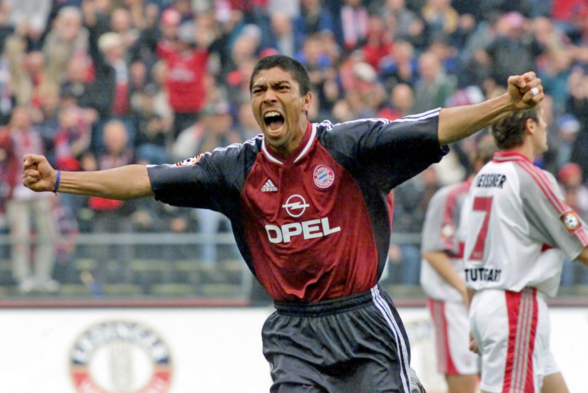 在德甲斯图加特,他与巴拉克夫,博比奇组成了名震欧洲的"斯图加特三驾