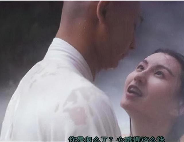 青蛇小青在河中抱着的尾巴是小青的还是法海的