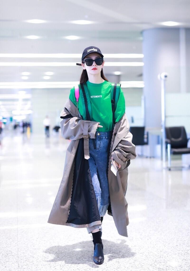 戚薇穿"绿色t恤"真淘气,风衣配牛仔裤走机场,皮肤白嫩惹人羡