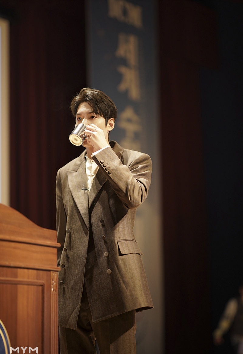 跟着韩剧学穿搭||《永远的君主》李敏镐风衣造型简直不要更帅!