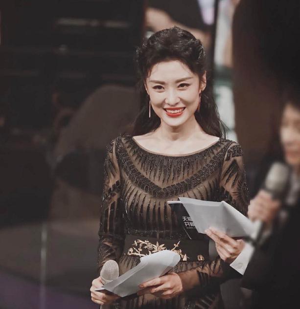 52岁周涛一秒变脸好敬业穿大红深v礼服梦回春晚身材不输董卿