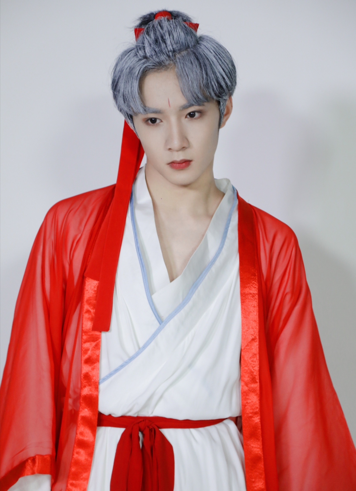 除了丁程鑫,时代少年团其余6位成员的扮相也挺特别,刘耀文cos月老有点