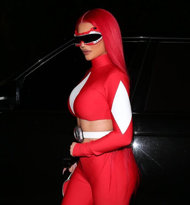 金小妹凯莉詹娜戴红色假发穿红色未来服饰像个女战士