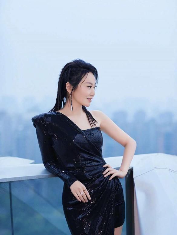 49岁闫妮大胆挑战脏辫,黑裙尽显性感身材,曼妙身姿太动人!