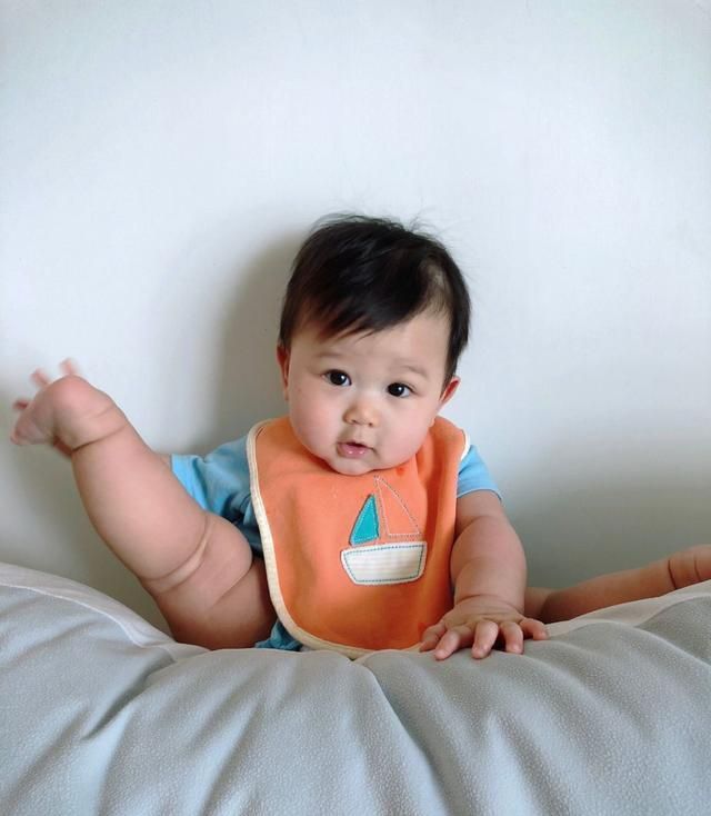 李承德晒儿子近照,奕霆穿奇装异服配合摆拍,呆萌模样正日渐消失