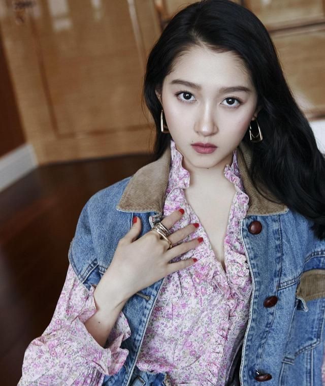 关晓彤宋妍霏隔空撞衫同款牛仔套装,长腿美女的穿搭比赛,谁赢了