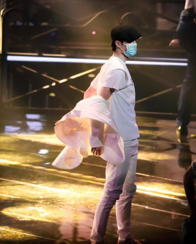 双11晚会彩排图流出,王一博白色西装太吸睛,舞蹈歌词让人脸红