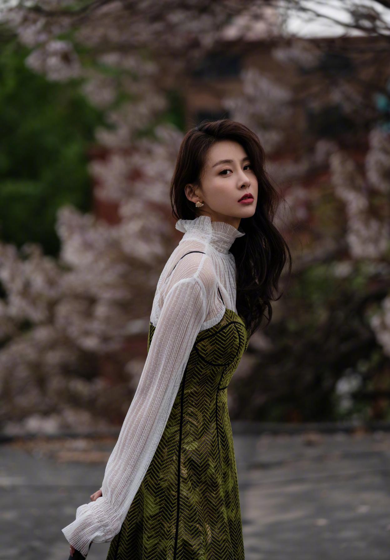 贾青美出了新境界!明艳红色连衣裙优雅动人,秀出凸凹有致好身材