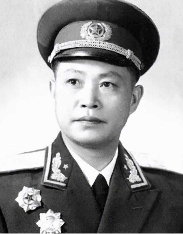 正文         (黄新廷中将)   许光达升任兵团司令员,黄新廷才调到第