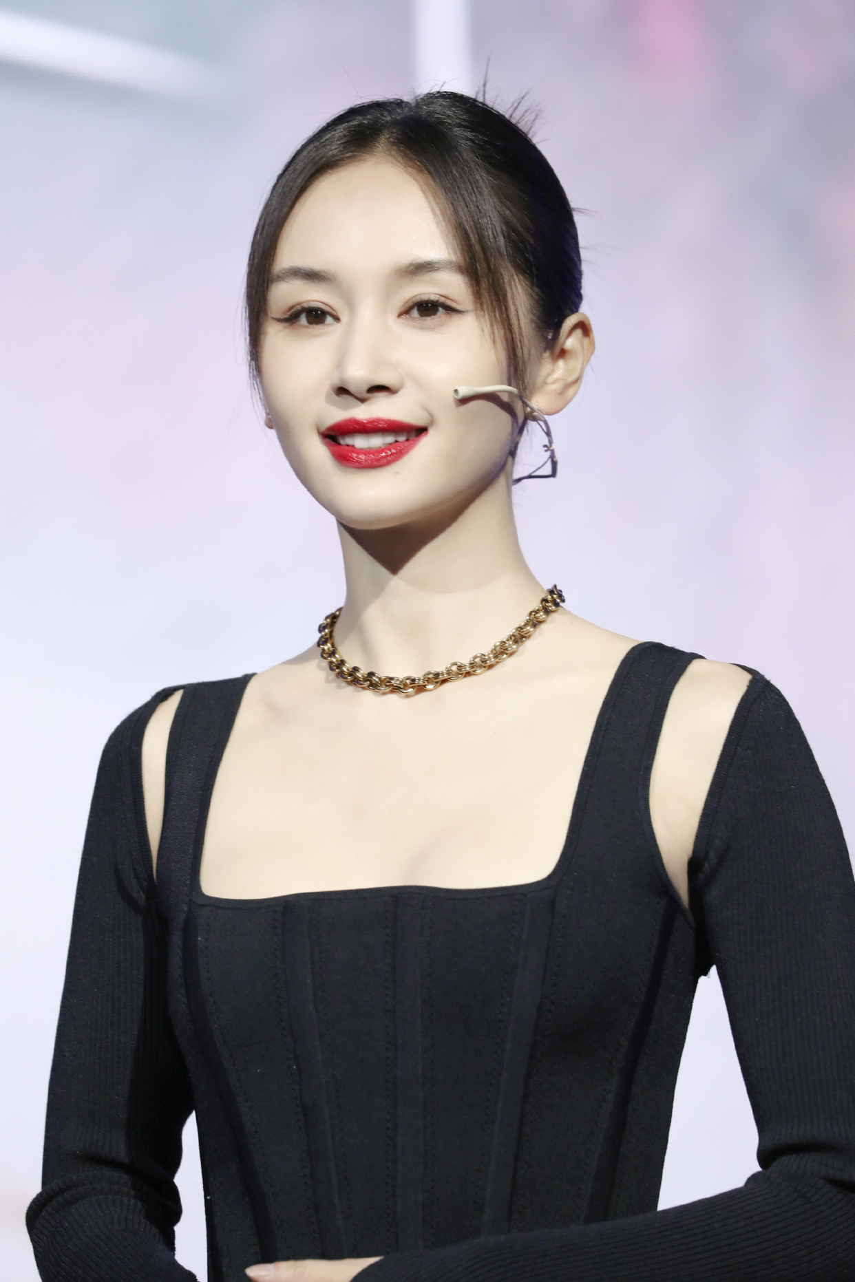 王子文个子虽小比例完美穿黑色连衣裙凹黑玫瑰造型太惊艳